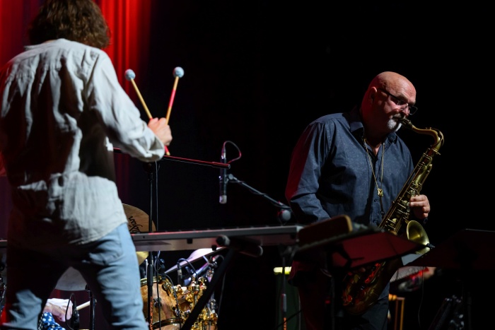 Koncert: Walk Away / Jazzowa jesień w TCK - Muzycy na scenie Kina Marzenie w trakcie występu, w świetle reflektorów.