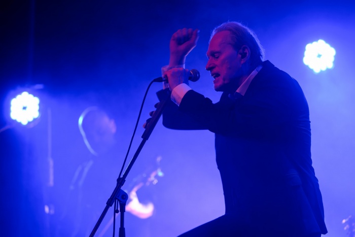 Koncert: John Porter - Helicopters'45 - Na scenie śpiewający John Porter, w tle grający na basie Jacek Szafraniec