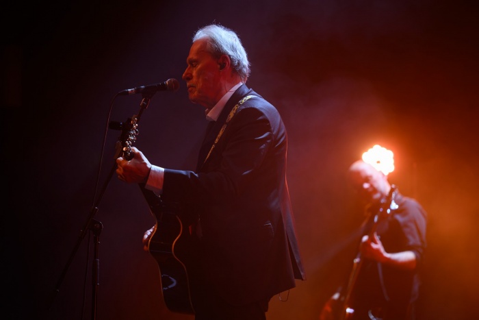 Koncert: John Porter - Helicopters'45 - Na scenie śpiewający i grający na gitarze John Porter, w tle grający na basie Jacek Szafraniec