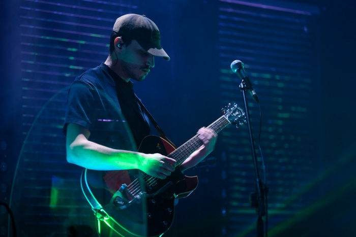 Koncert: Daria ze Śląska - Na scenie grający na gitarze Eugeniusz Szadziul