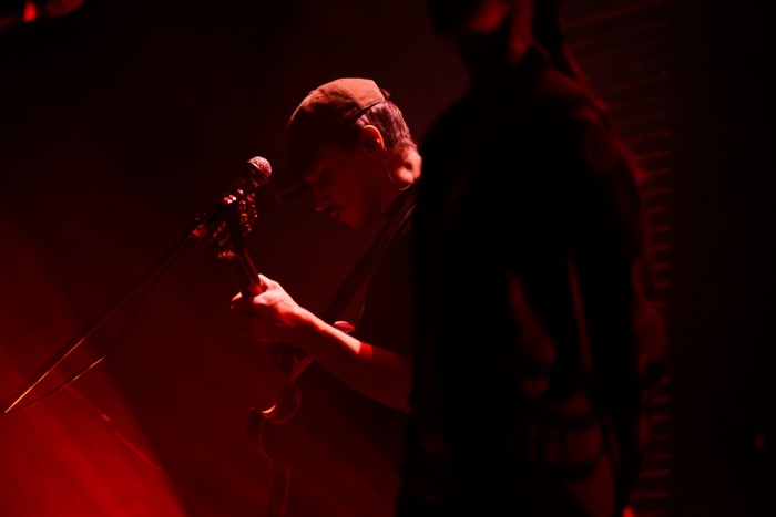 Koncert: Daria ze Śląska - Na scenie grający na gitarze Eugeniusz Szadziul