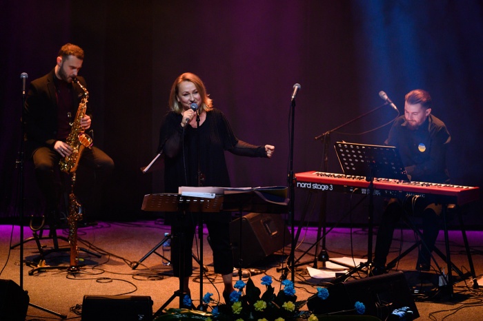 Koncert "Młynarski" 08.03.2022 - Monika Stec śpiewa, Piotr Niedojadło gra na instrumentach klawiszowych, Grzegorz Pęcak gra na saksofonie.