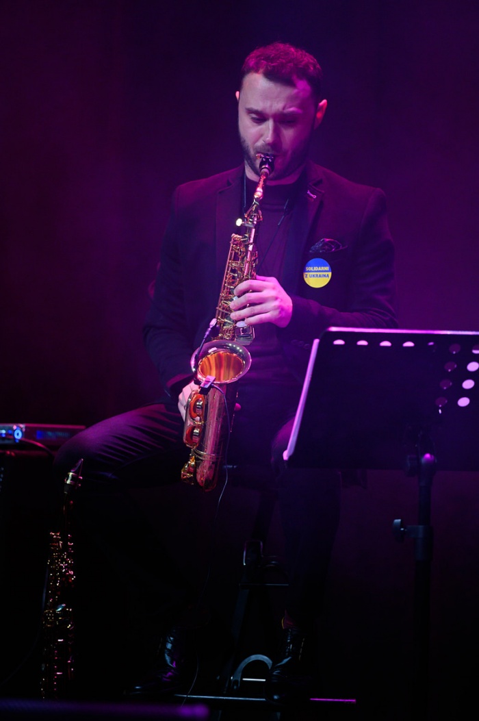 Koncert "Młynarski" 08.03.2022 - Grzegorz Pęcak gra na saksofonie.