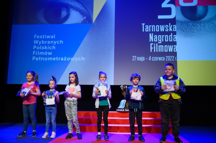 36. TNF (dzień 5.) - Dzieci - widzowie Festiwalu na sali kina Marzenie. Animacje przed projekcjami Filmów Młodego Widza.