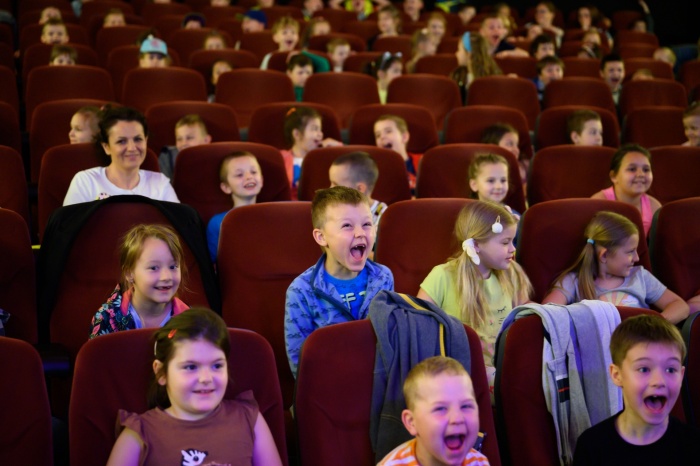 36. TNF (dzień 5.) - Dzieci - widzowie Festiwalu na sali kina Marzenie. Animacje przed projekcjami Filmów Młodego Widza.