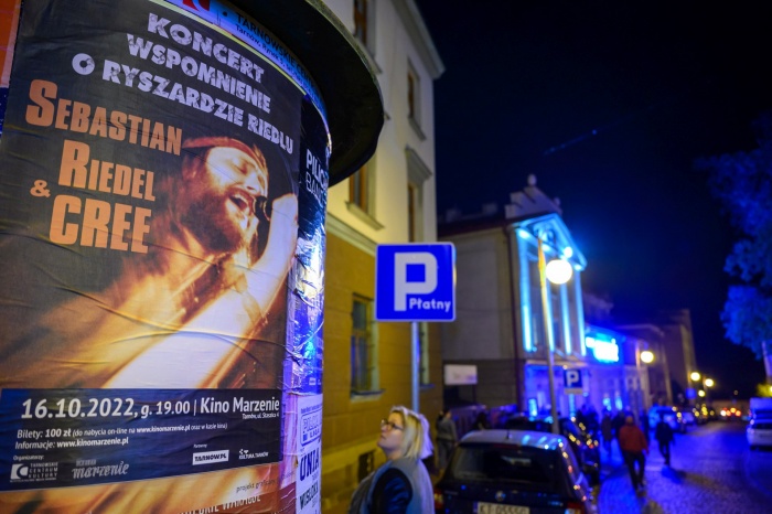 Koncert "Wspomnienie o Ryszardzie Riedlu" - Słup ogłoszeniowy przed kinem Marzenie, plakat promujący koncert.