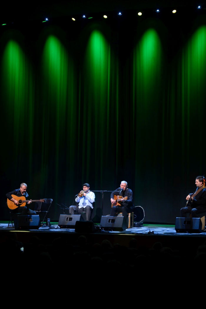 Koncert: Adam Nowak i Akustyk Amigos - Artyści na scenie (od lewej): Jarek Treliński, Tomasz Nowak, Adam Nowak, Karim Martusewicz. Widok z balkonu kina.