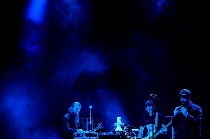 Koncert: Fisz Emade Tworzywo - Na scenie od lewej: gitarzysta Michał Sobociński, basista Staszek Wróbel, wokalista Bartek Waglewski