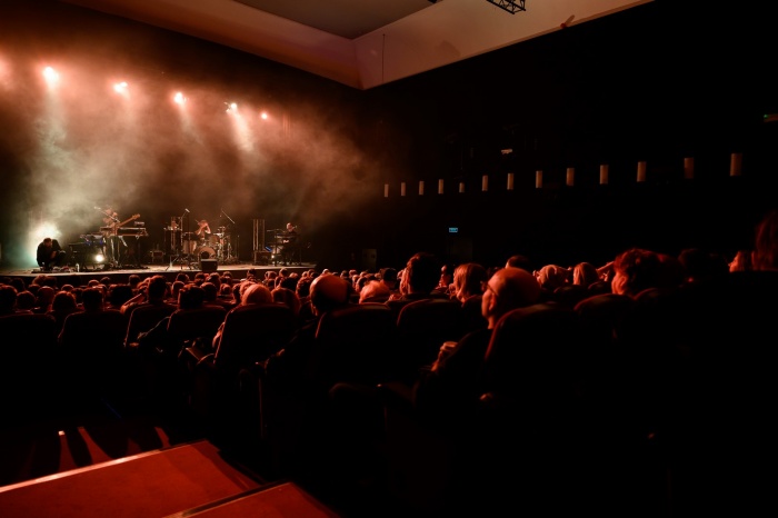 Koncert: Fisz Emade Tworzywo - Publiczność w sali kina