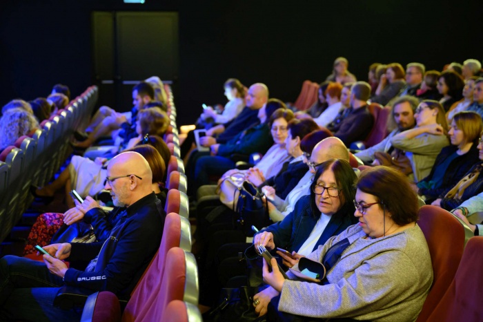 Koncert: Aga Zaryan "Sara" - Sala kina Marzenie, w oczekiwaniu na rozpoczęcie koncertu.